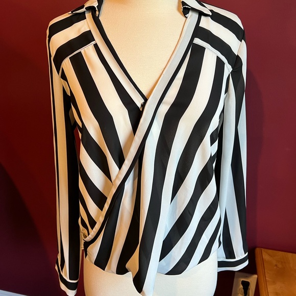 Love 21 black and white striped surplus blouse sz XS NWOT - Picture 2 of 8